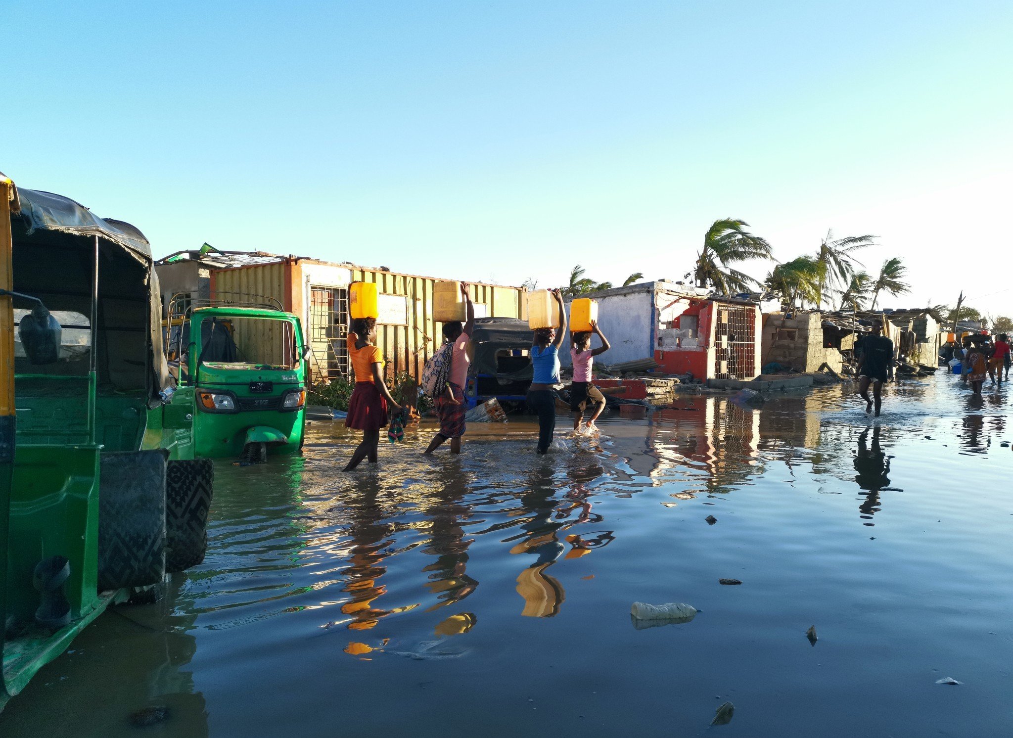 即使能夠幸運保住性命，但災民仍要面對傳染病爆發的威脅。在莫桑比克的港口城市貝拉，連日的狂風暴雨令當地多區缺水斷電。河道及水源被洪水污染，令災民感染霍亂和瘧疾等水傳播疾病的風險增加。（攝影：Sergio Zimba / 樂施會）